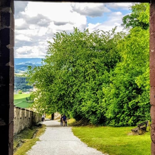 Landschaftstor - eines der 14 Burgtore der familienfreundlichen Burg Hochosterwitz in der Urlaubsregion Mittelkärnten in Österreich.