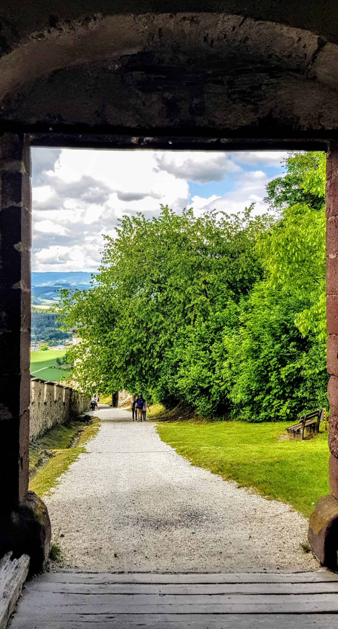 Landschaftstor - eines der 14 Burgtore der familienfreundlichen Burg Hochosterwitz in der Urlaubsregion Mittelkärnten in Österreich.