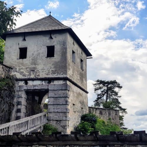 Familienfreundliche Wanderung auf die Burg Hochosterwitz in Kärnten mit mittelalterlichem Löwentor über Schlucht.