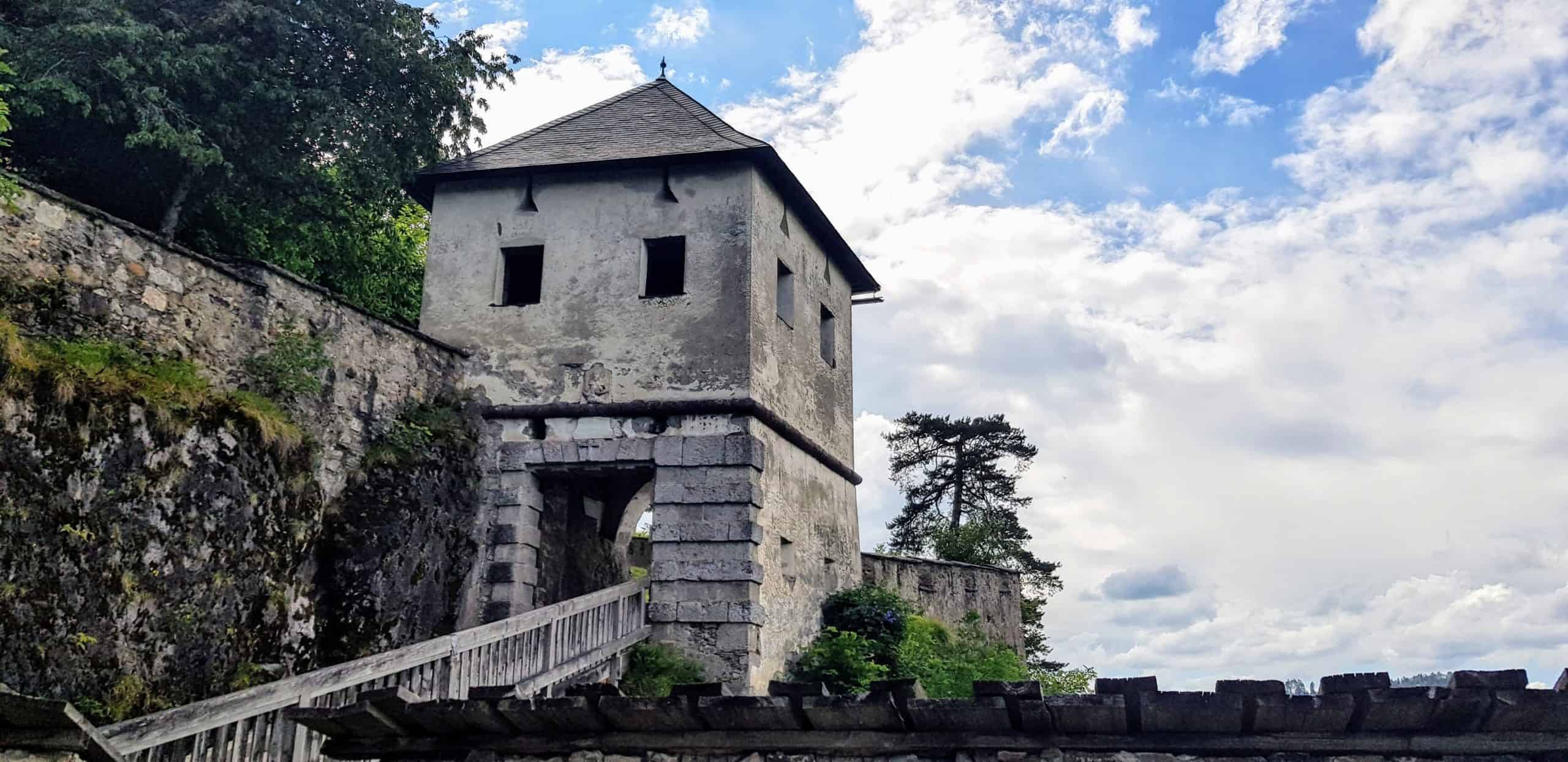 Familienfreundliche Wanderung auf die Burg Hochosterwitz in Kärnten mit mittelalterlichem Löwentor über Schlucht.