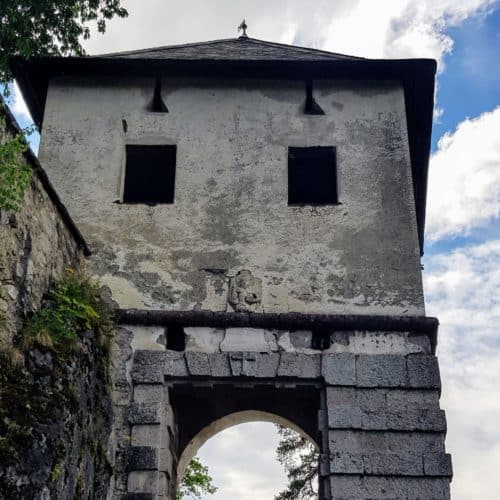 Löwentor - Burgtor des familienfreundlichen Mittelalter-Ausflugsziels Hochosterwitz in Österreich. Frei mit Kärnten Card.