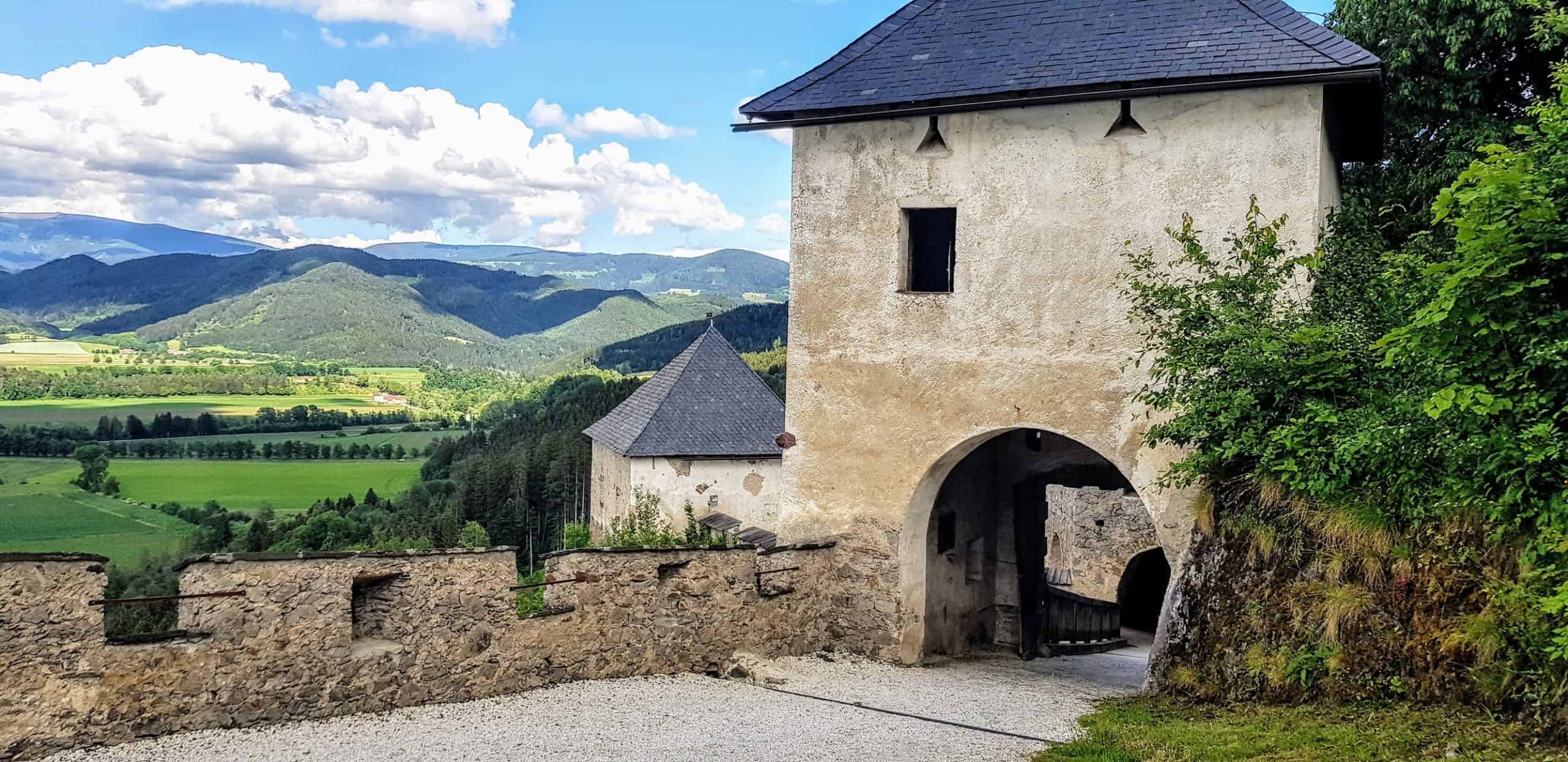 Geschichte Kärnten - Mittelalter: Rückseite Löwentor auf der Burg Hochosterwitz in der Nähe von St. Veit