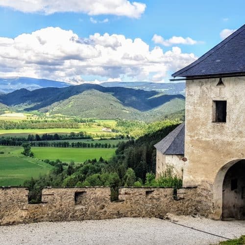 Löwentor Rückseite mit Blick auf die Kärntner Landschaft - Mittelalter-Ausflugsziel Burg Hochosterwitz in Kärnten