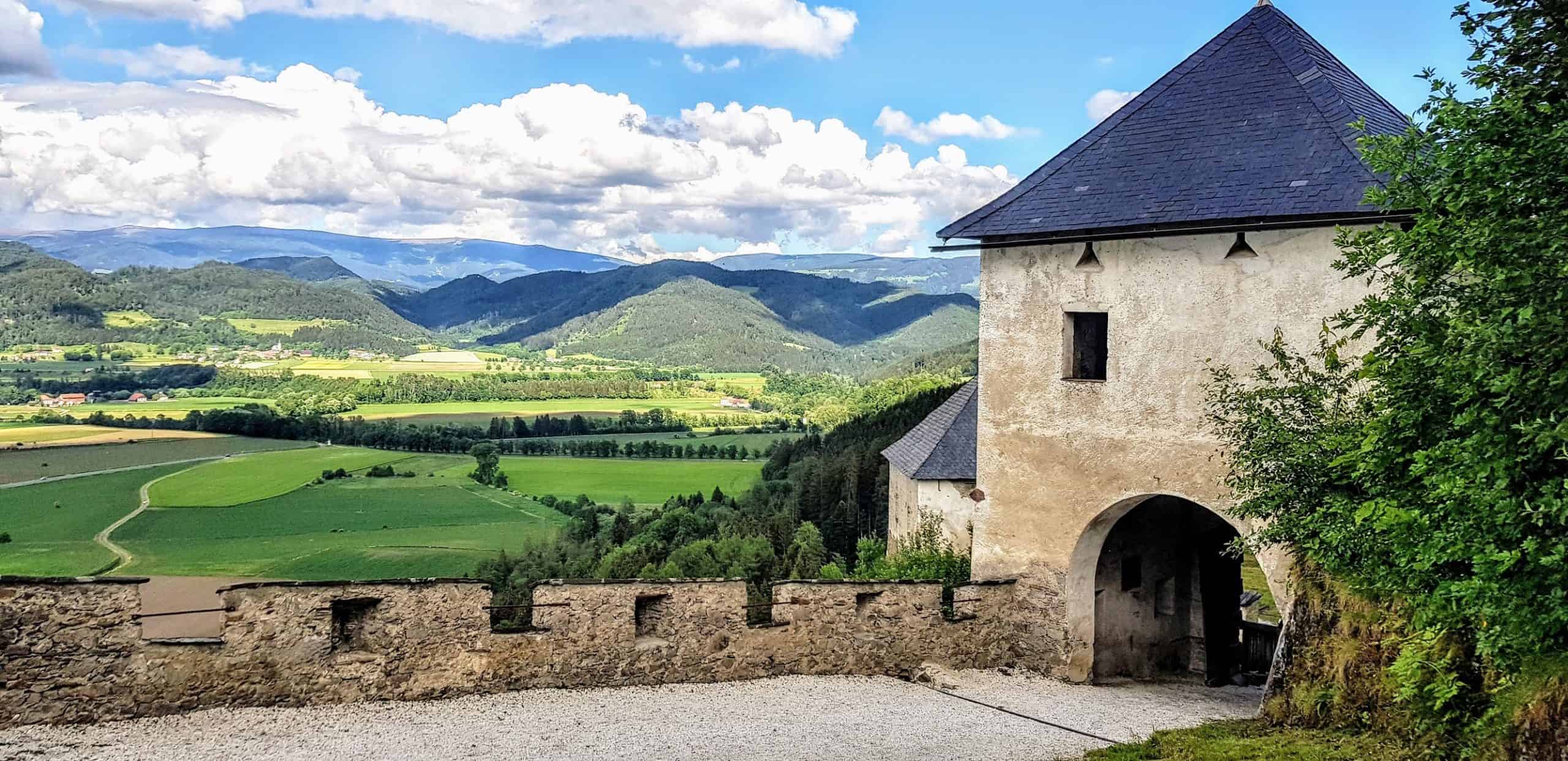 Löwentor Rückseite mit Blick auf die Kärntner Landschaft - Mittelalter-Ausflugsziel Burg Hochosterwitz in Kärnten
