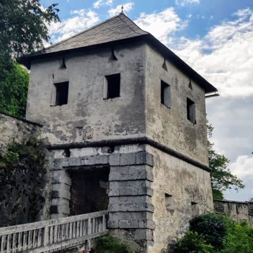 Löwentor mit Brücke - Burgtor des familienfreundlichen Mittelalter-Ausflugsziels Hochosterwitz in Österreich. Frei mit Kärnten Card.