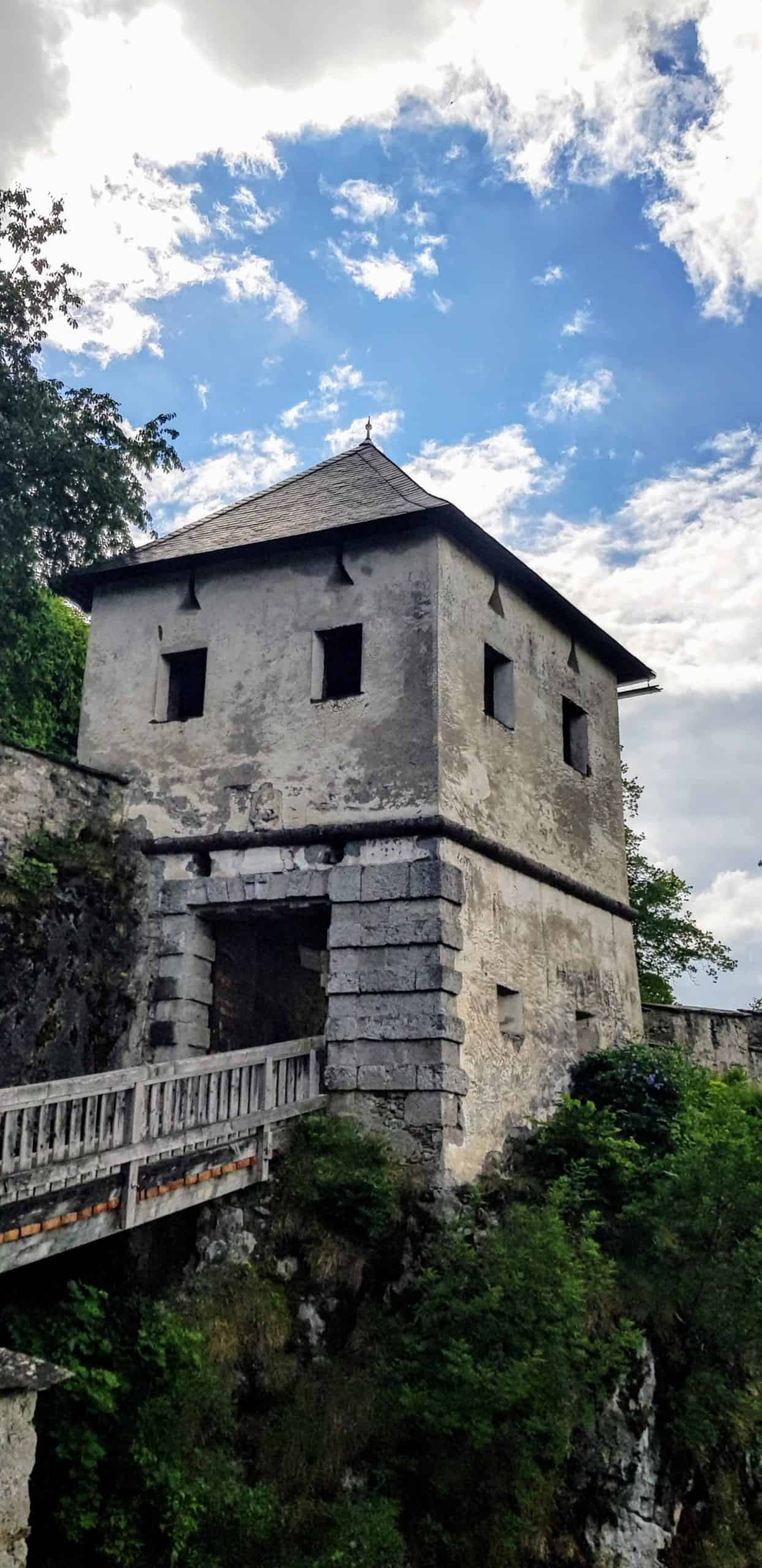 Löwentor mit Brücke - Burgtor des familienfreundlichen Mittelalter-Ausflugsziels Hochosterwitz in Österreich. Frei mit Kärnten Card.