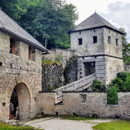 Entlang der Wanderung auf die Burg Hochosterwitz mit Löwentor und Engeltor vor dem Khevenhüller Gardemuseum bei Kärnten-Urlaub