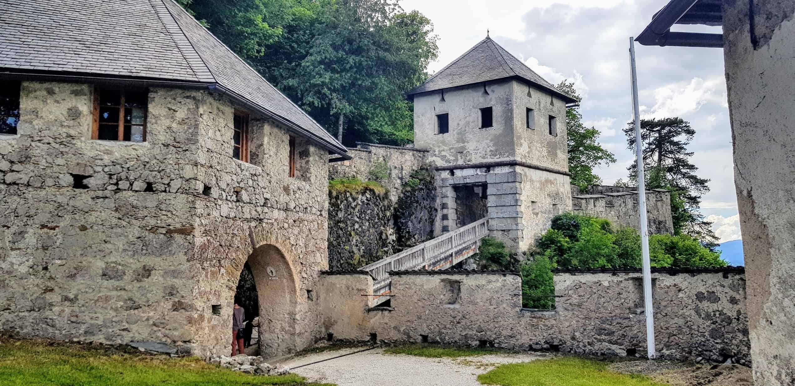 Entlang der Wanderung auf die Burg Hochosterwitz mit Löwentor und Engeltor vor dem Khevenhüller Gardemuseum bei Kärnten-Urlaub