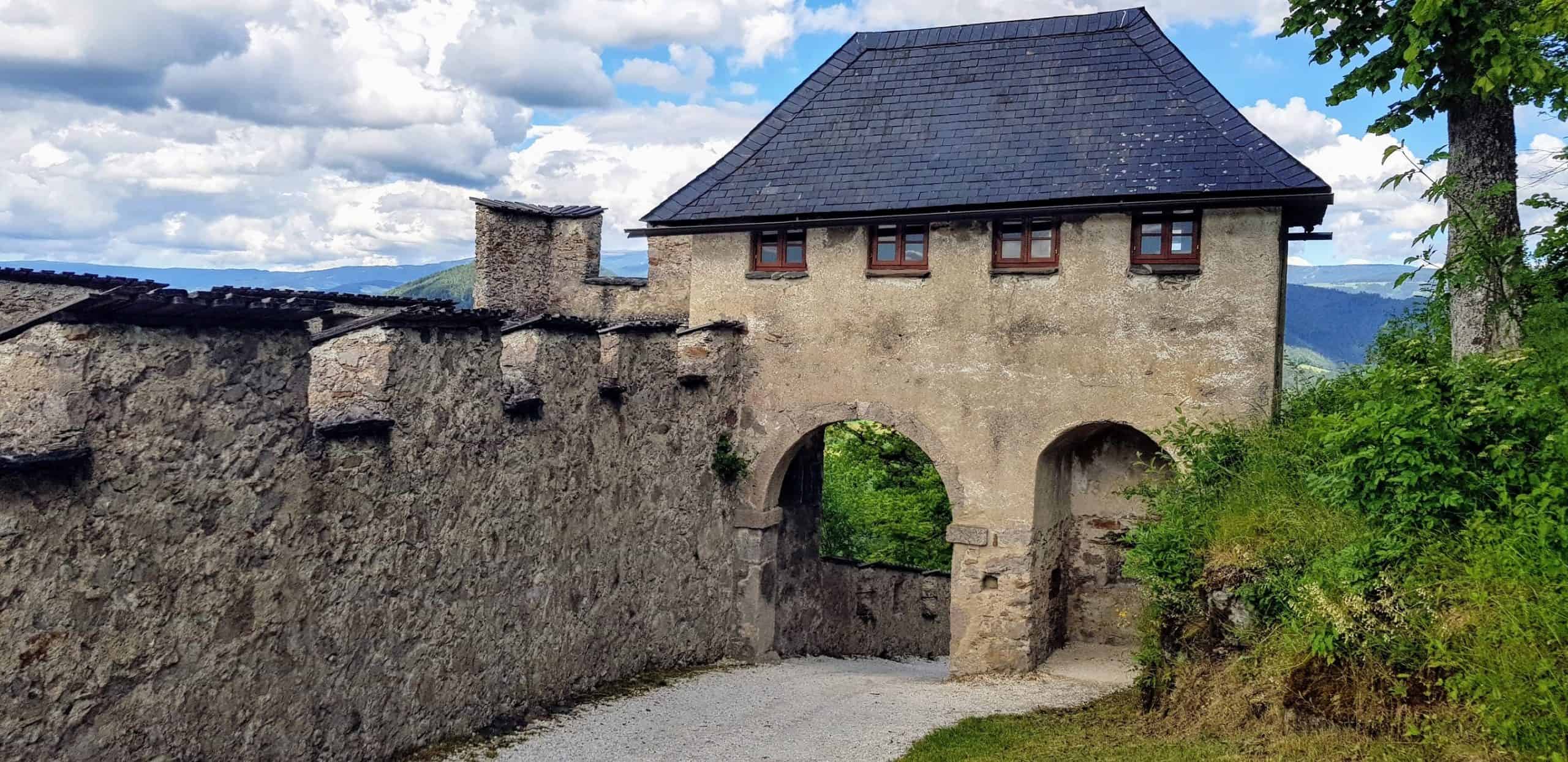 Manntor Rückseite - Mittelalter-Burgtor des Kärntner Ausflugsziels Hochosterwitz, Nähe Klagenfurt und St. Veit bei Österreich-Urlaub