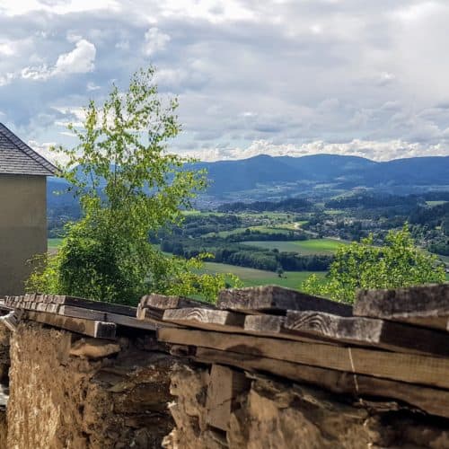 Mauertor Hochosterwitz mit Aussicht auf Landschaft - familienfreundliches Ausflugsziel in Kärnten, Nähe Klagenfurt und St. Veit