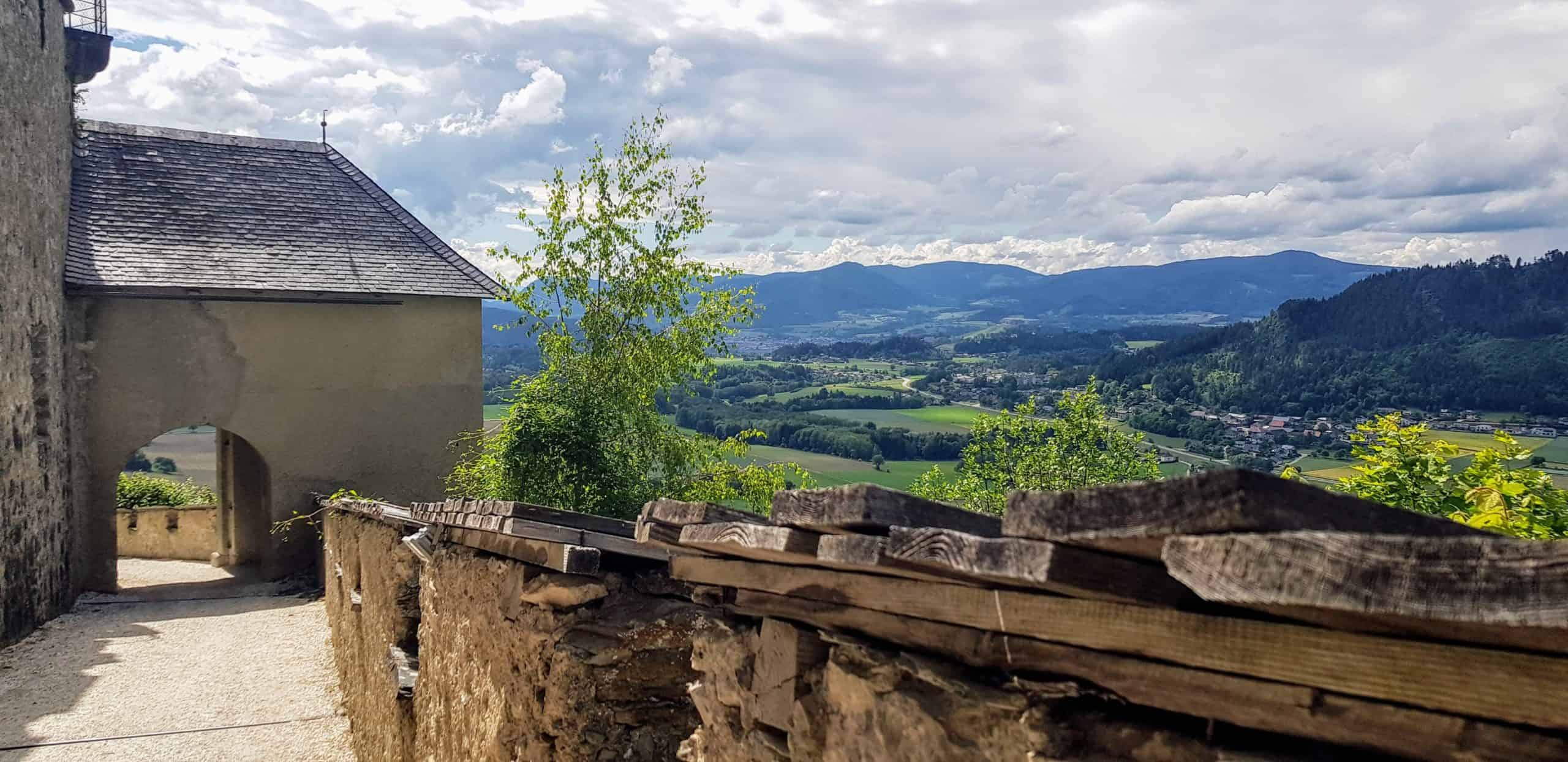 Mauertor Hochosterwitz mit Aussicht auf Landschaft - familienfreundliches Ausflugsziel in Kärnten, Nähe Klagenfurt und St. Veit