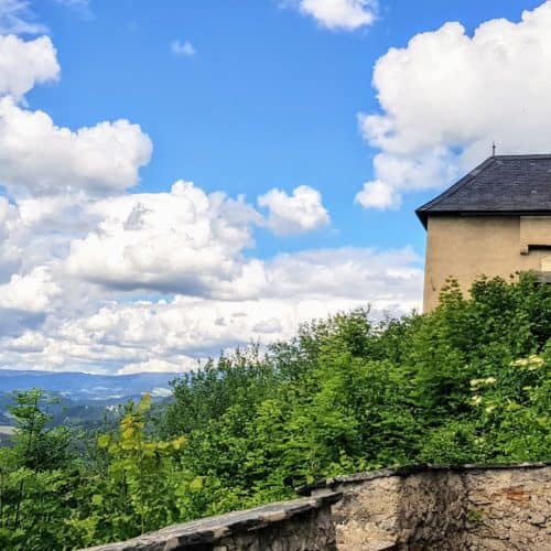 Blick auf Mauertor Hochosterwitz - familienfreundliches Ausflugsziel mit Kärnten Card