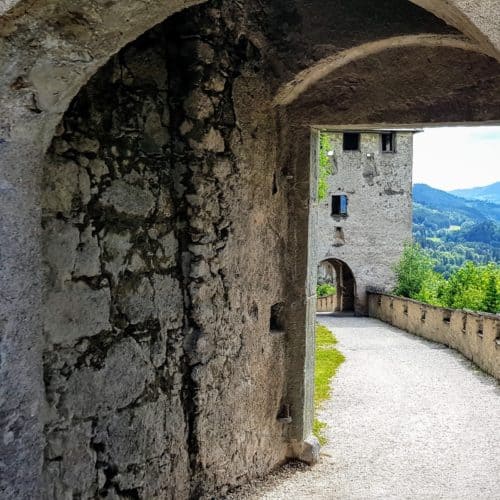 Burgtore in Österreich: Mauertor mit Blick auf Waffentor auf der Burg Hochosterwitz in Mittelkärnten