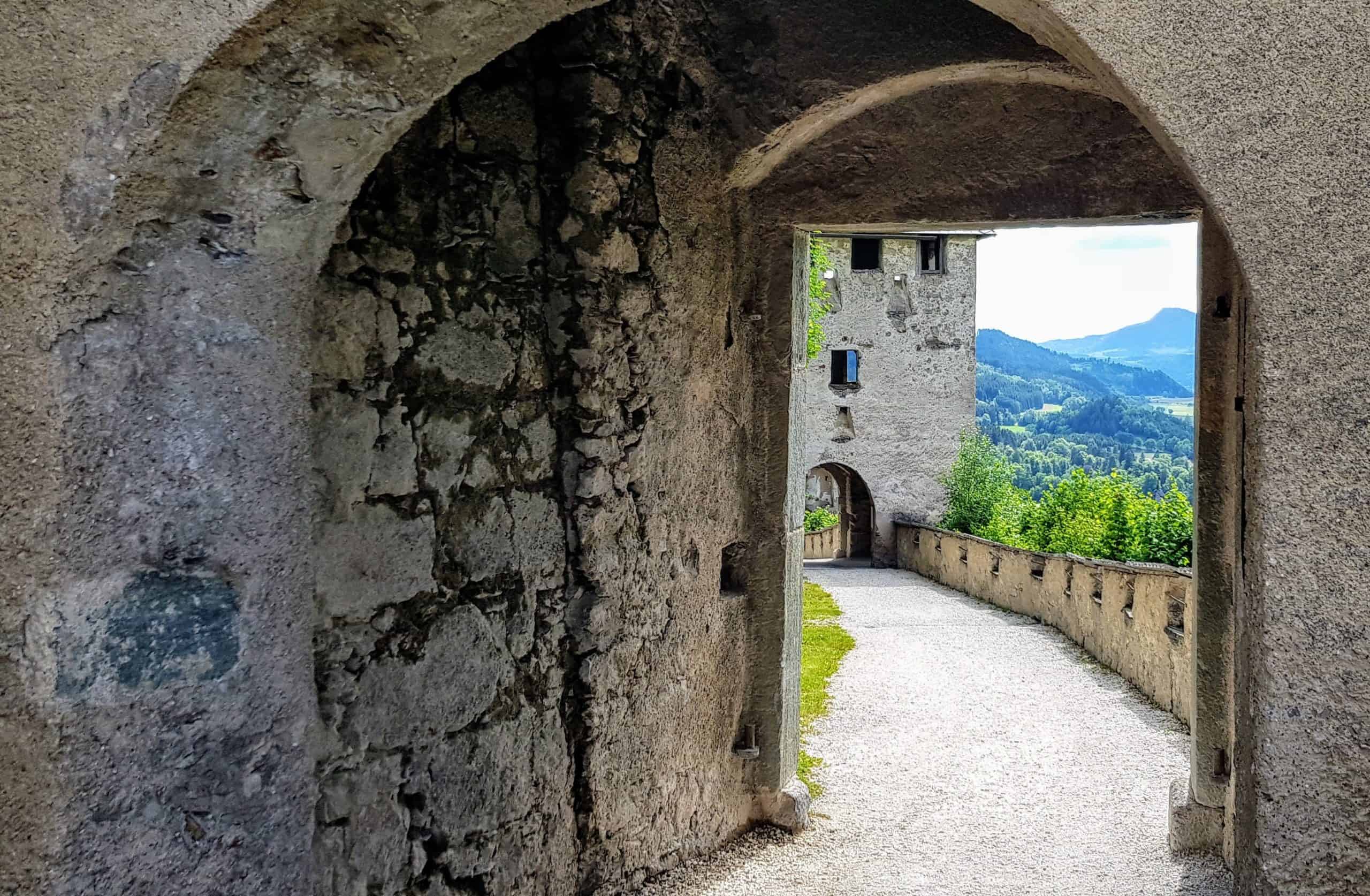 Burgtore in Österreich: Mauertor mit Blick auf Waffentor auf der Burg Hochosterwitz in Mittelkärnten