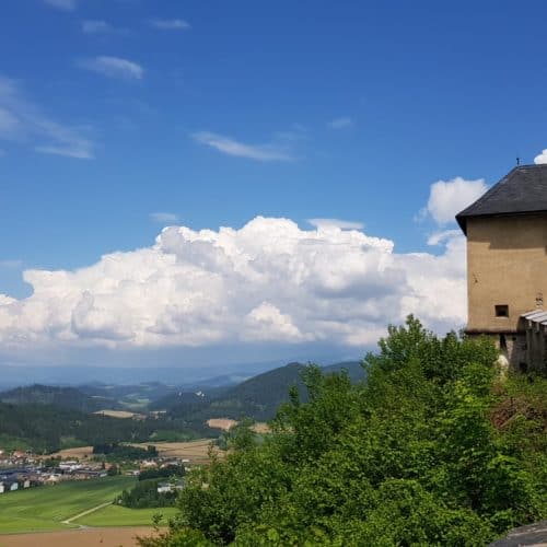 Mauertor Hochosterwitz mit Aussicht auf Landschaft - Ausflug ins Mittelalter in Kärnten, Österreich