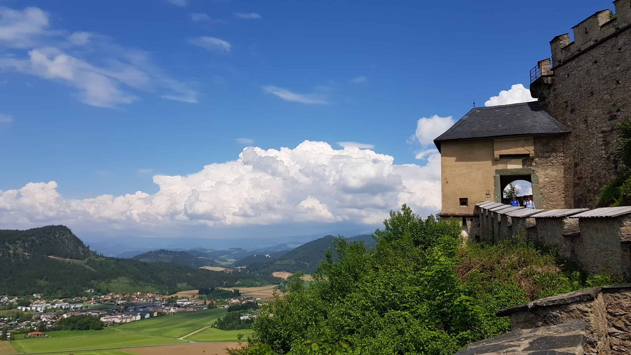 Mauertor Hochosterwitz mit Aussicht auf Landschaft - Ausflug ins Mittelalter in Kärnten, Österreich