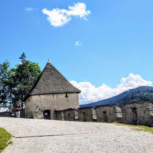 Schöne Wanderung auf die Burg Hochosterwitz in Kärnten durch 14 historische Tore. Berühmtes Ausflugsziel in Kärnten, Österreich