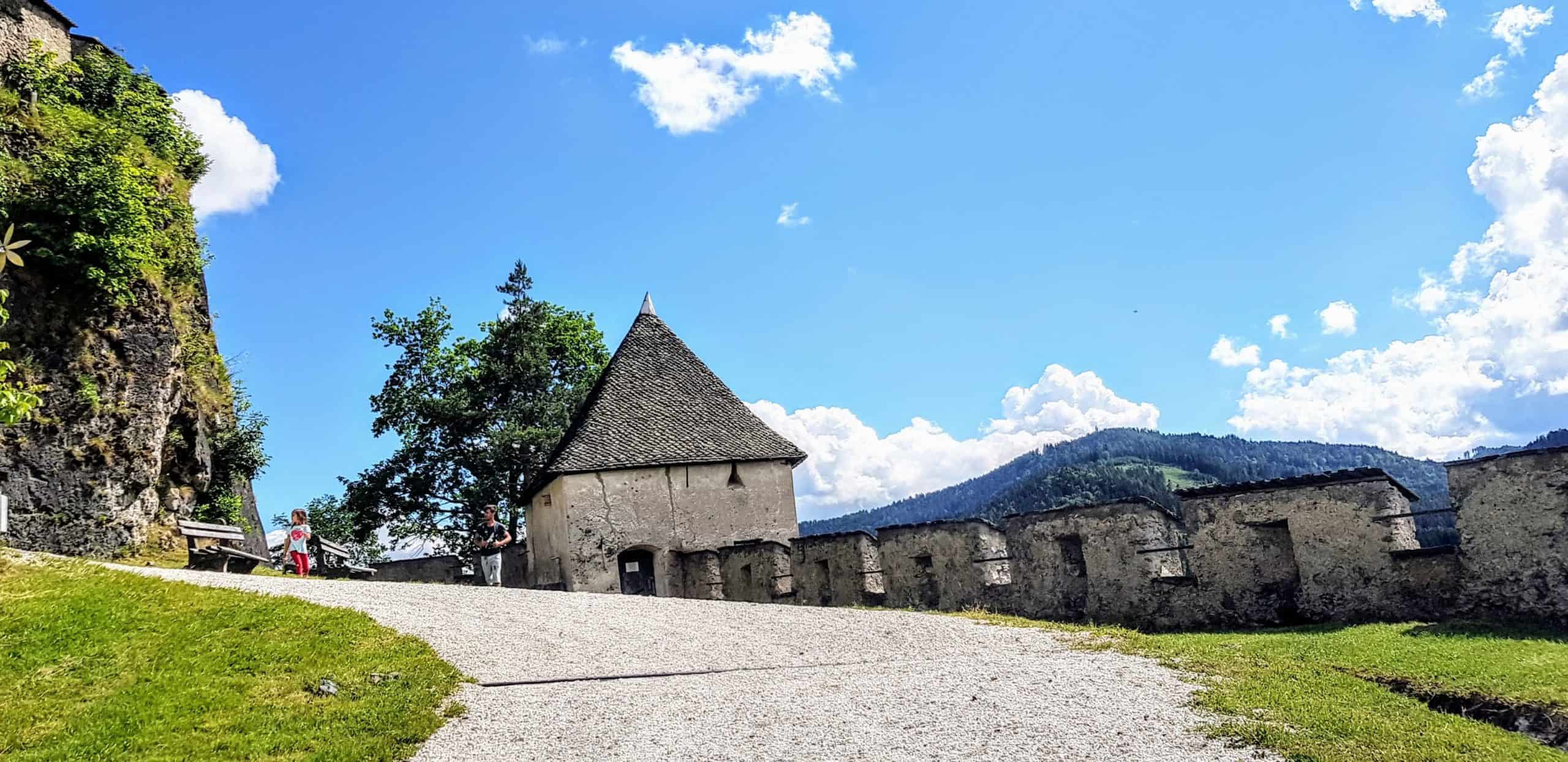 Schöne Wanderung auf die Burg Hochosterwitz in Kärnten durch 14 historische Tore. Berühmtes Ausflugsziel in Kärnten, Österreich