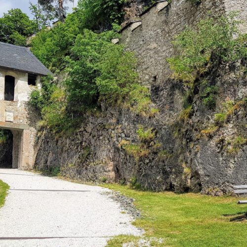 Reisertor auf Burg Hochosterwitz mit Rastplatz. Schönes Ausflugsziel mit Kindern in Kärnten