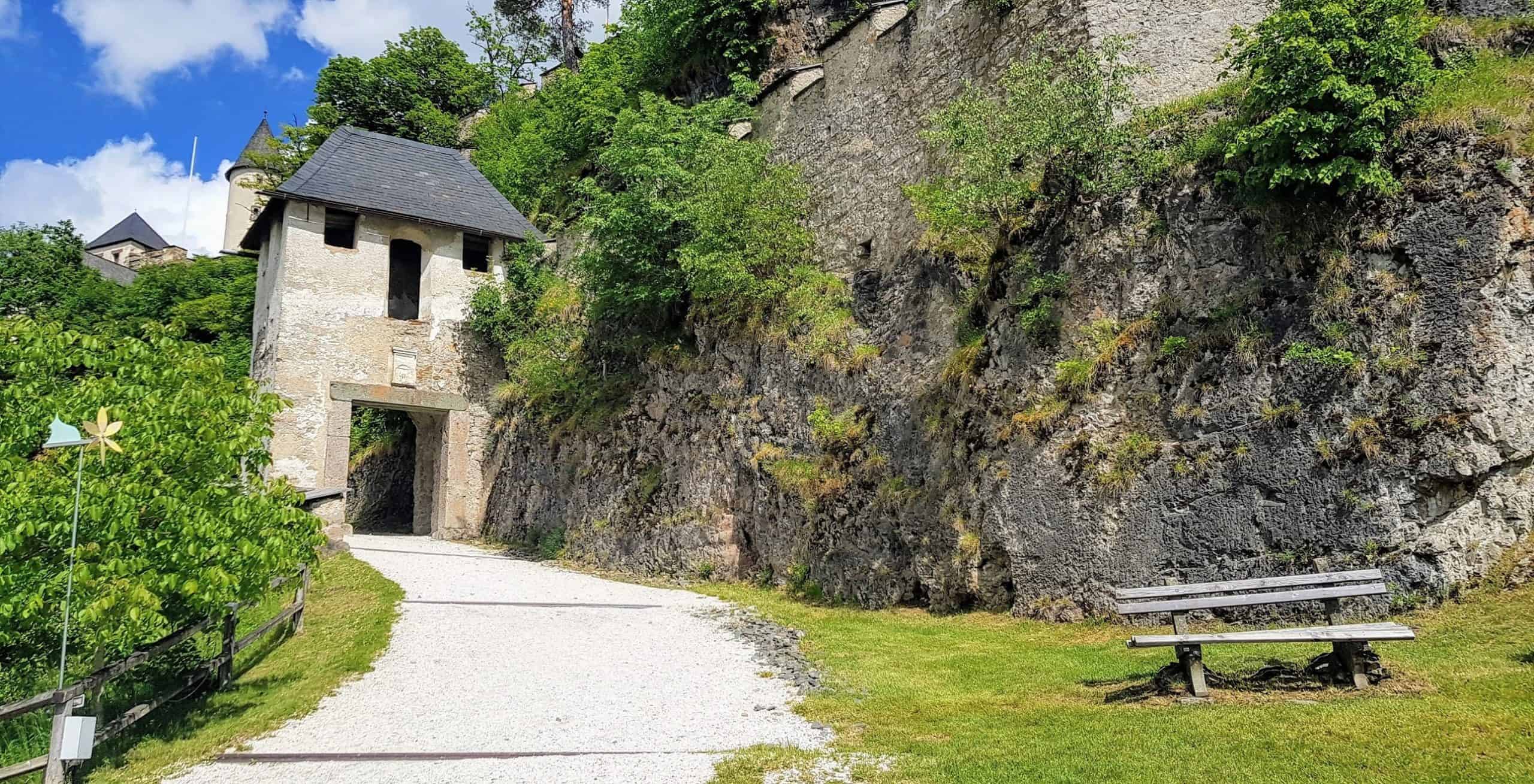 Reisertor auf Burg Hochosterwitz mit Rastplatz. Schönes Ausflugsziel mit Kindern in Kärnten