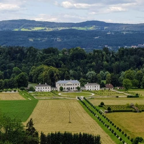 Blick auf Schloss & Labyrinth Rosegg bei Spaziergang durch Kärntens größten Wildtierpark.