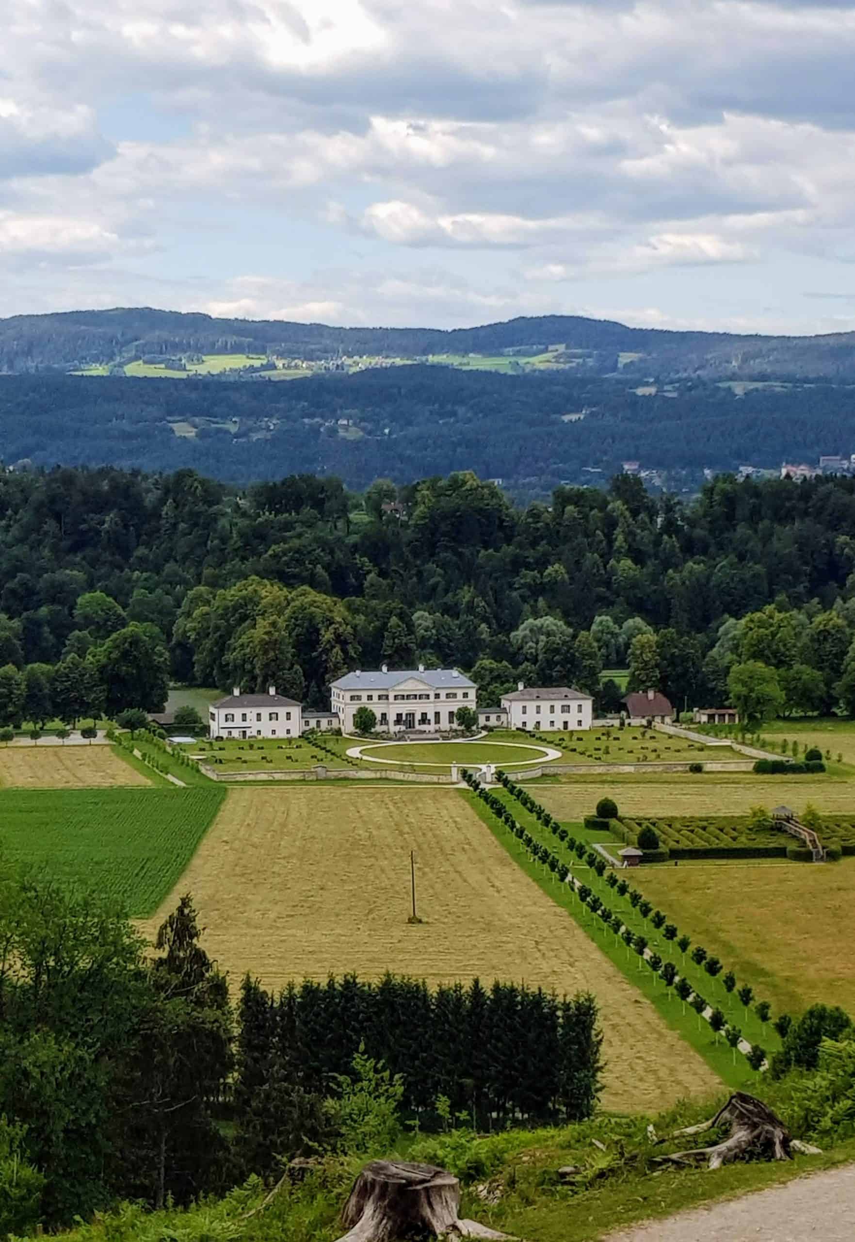 Blick auf Schloss & Labyrinth Rosegg bei Spaziergang durch Kärntens größten Wildtierpark.