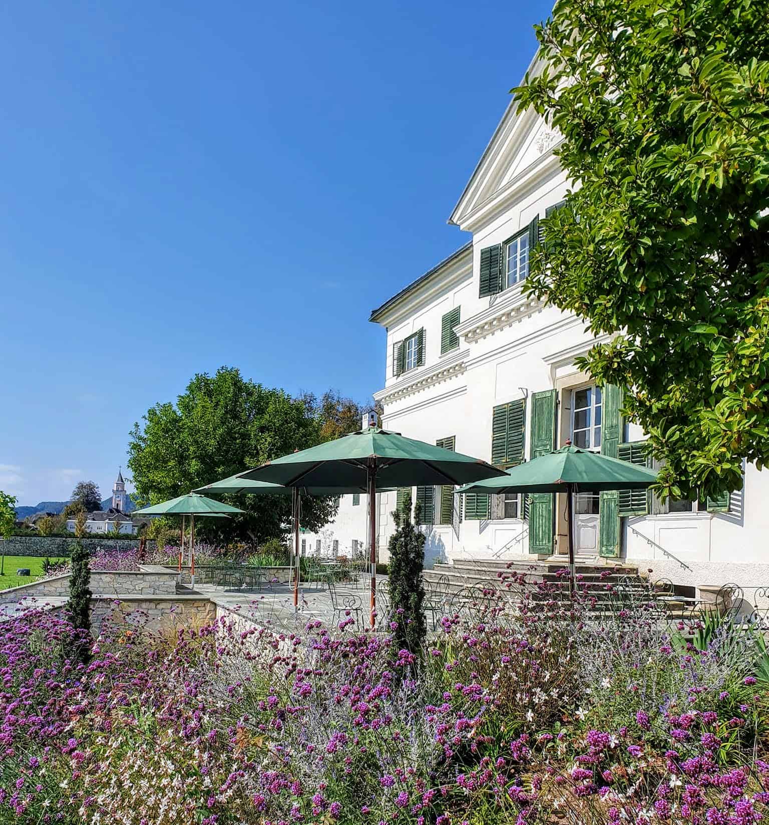 Terrasse & Garten vom Schloss Rosegg - Hochzeitslocation und Cafe in Kärnten, Urlaubs- und Ausflugsziel in Österreich