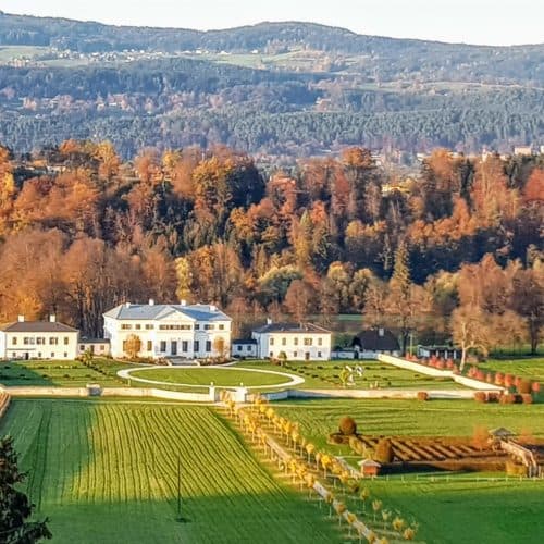 Schloss Rosegg und Labyrinth im Herbst - Ausflugsziel Nähe Wörthersee im Rosental in Österreich.