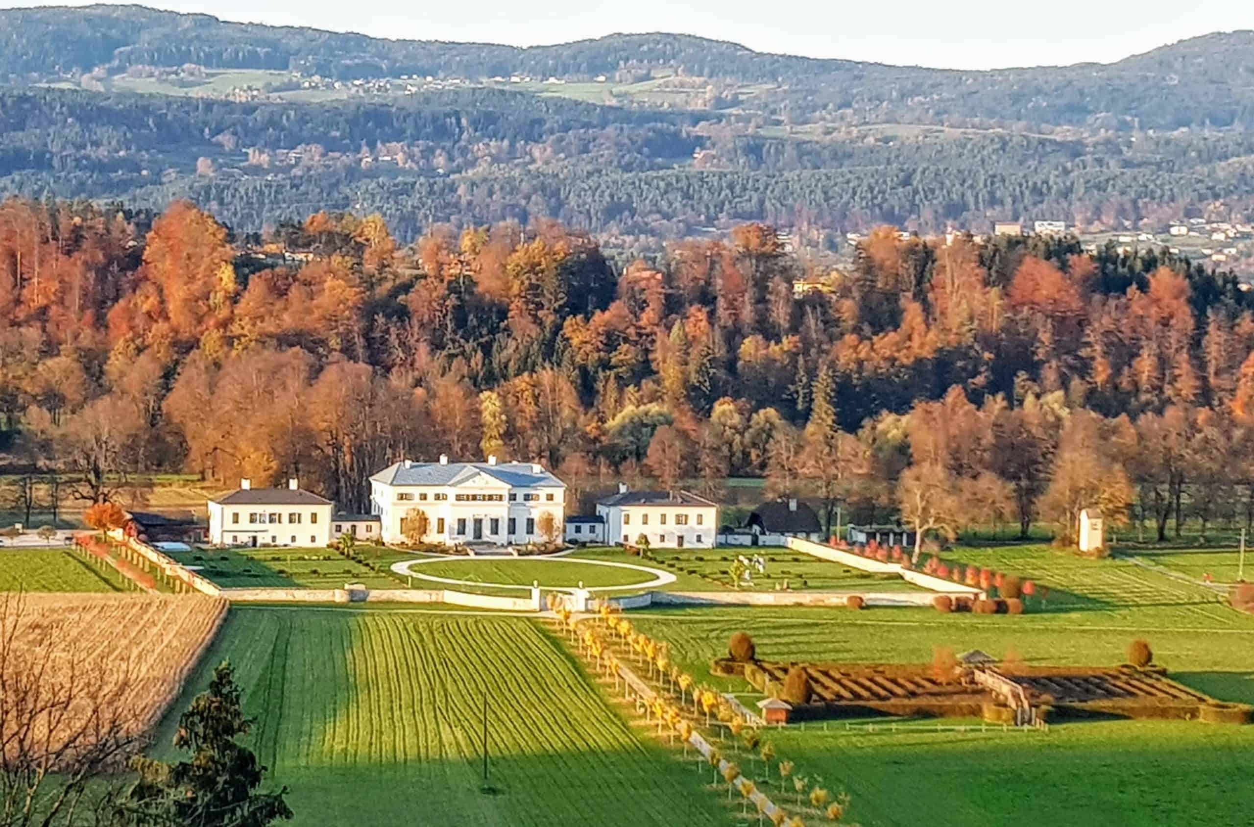 Schloss Rosegg und Labyrinth im Herbst - Ausflugsziel Nähe Wörthersee im Rosental in Österreich.