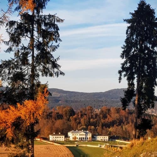 Schloss Rosegg bei Spaziergang durch den Wildtierpark im Rosental - Sehenswürdigkeit in Österreich bei Kärnten-Urlaub