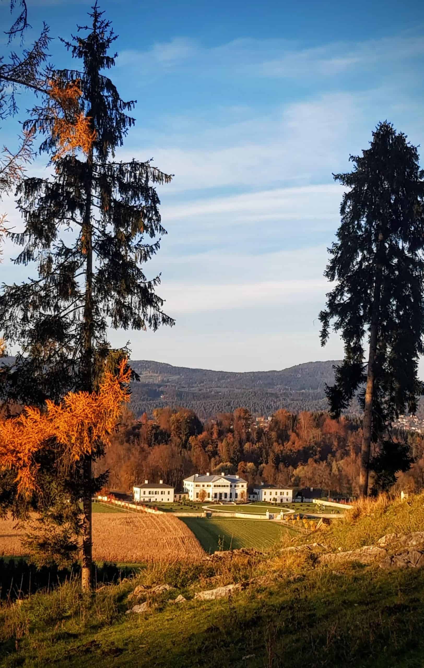 Schloss Rosegg bei Spaziergang durch den Wildtierpark im Rosental - Sehenswürdigkeit in Österreich bei Kärnten-Urlaub