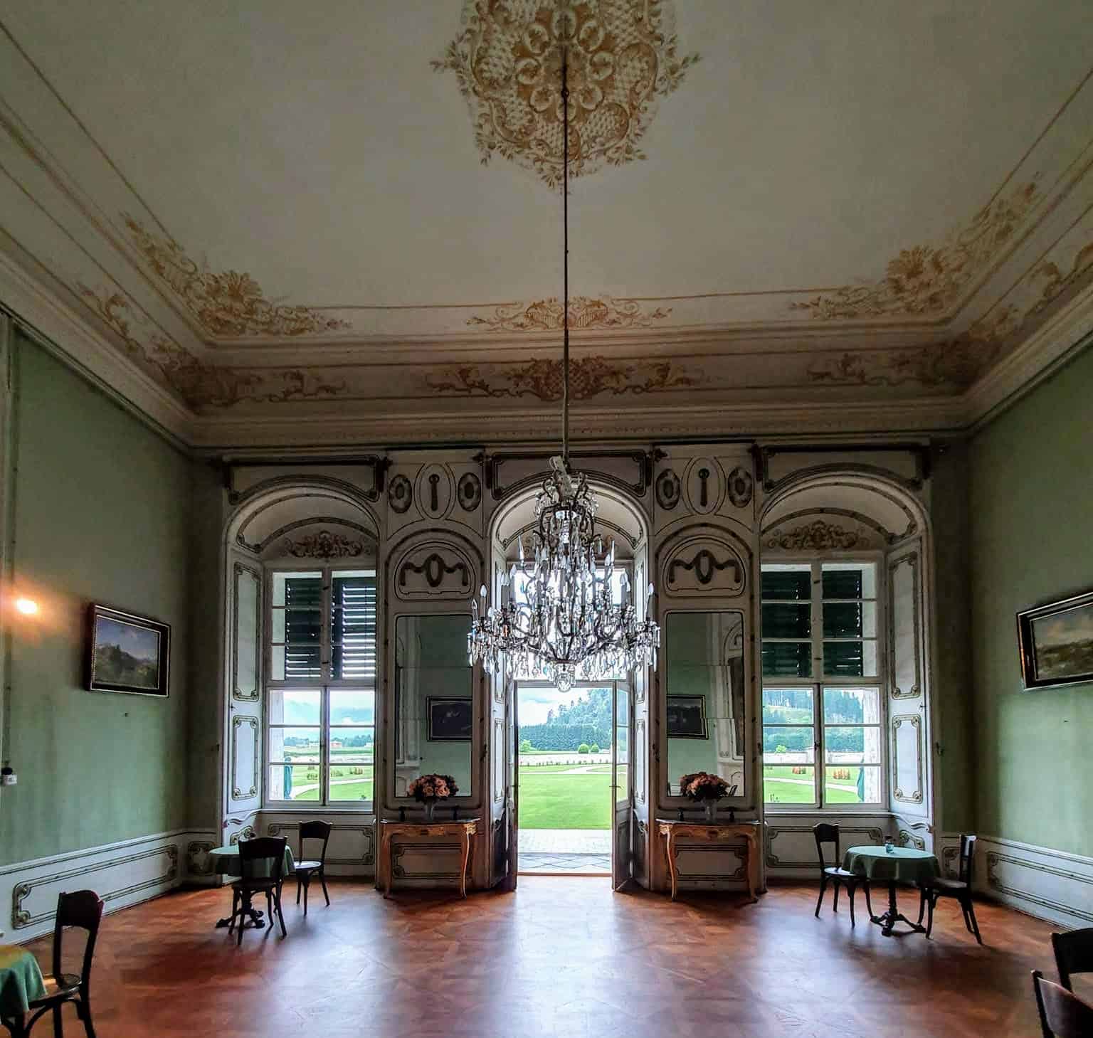 Im Schloss Rosegg. Schlosscafè und Ausflugsziel Nähe Velden am Wörthersee in der Urlaubsregion Carnica Rosental.