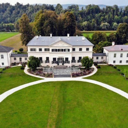 Schloss Rosegg Luftaufnahme. Veranstaltungen, Events und Hochzeiten im Schloss, sowie Ausflugsziel in Kärnten, Nähe Velden Wörthersee