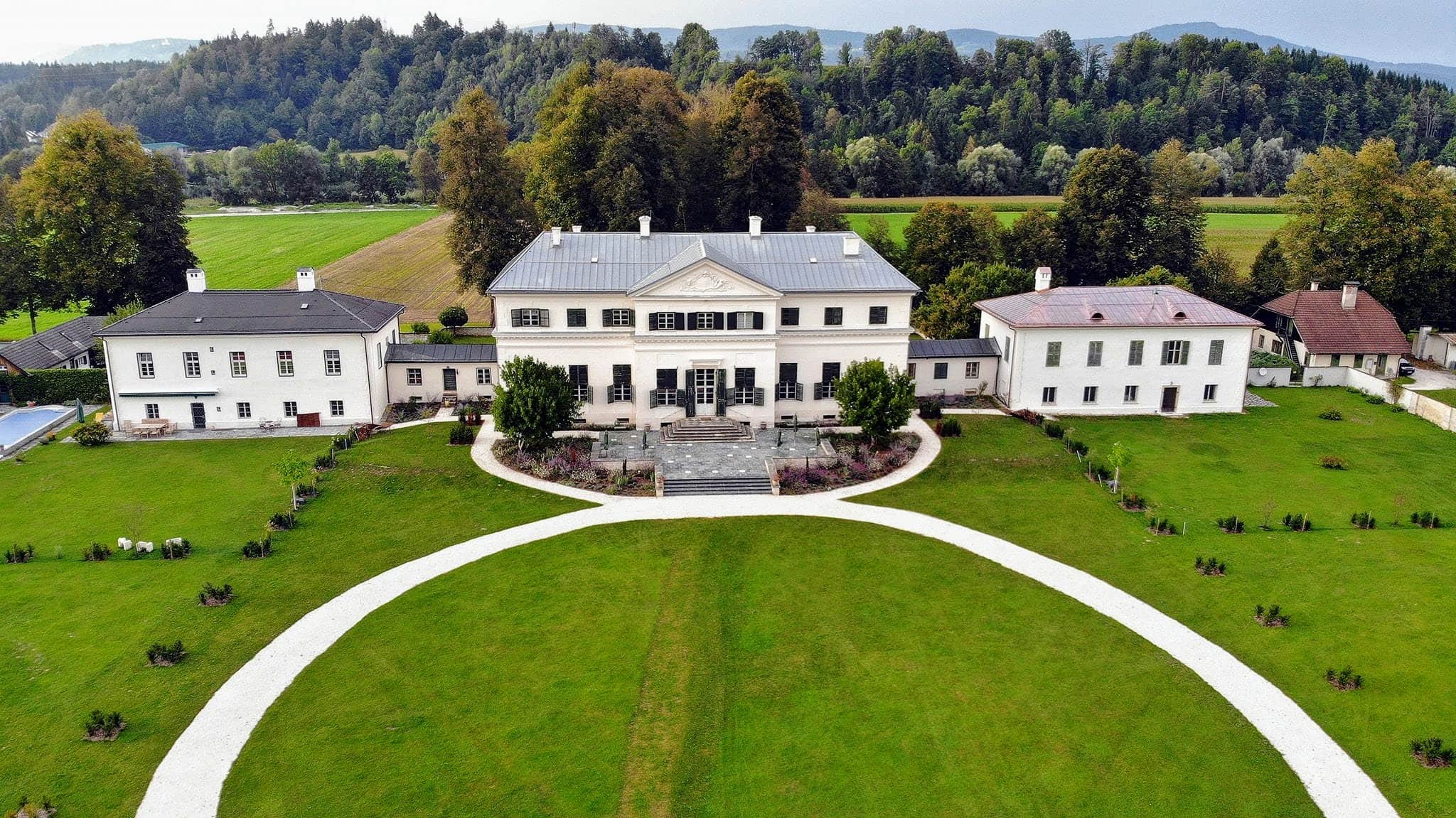 Schloss Rosegg Luftaufnahme. Veranstaltungen, Events und Hochzeiten im Schloss, sowie Ausflugsziel in Kärnten, Nähe Velden Wörthersee