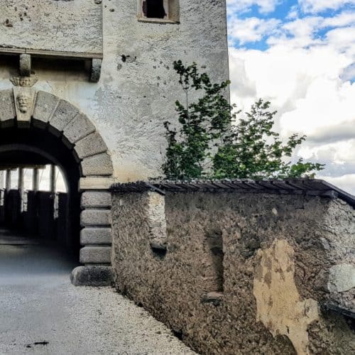 Wächtertor bei Wanderung auf Kärntens TOP Ausflugsziel Burg Hochosterwitz mit Mittelalter-Museum