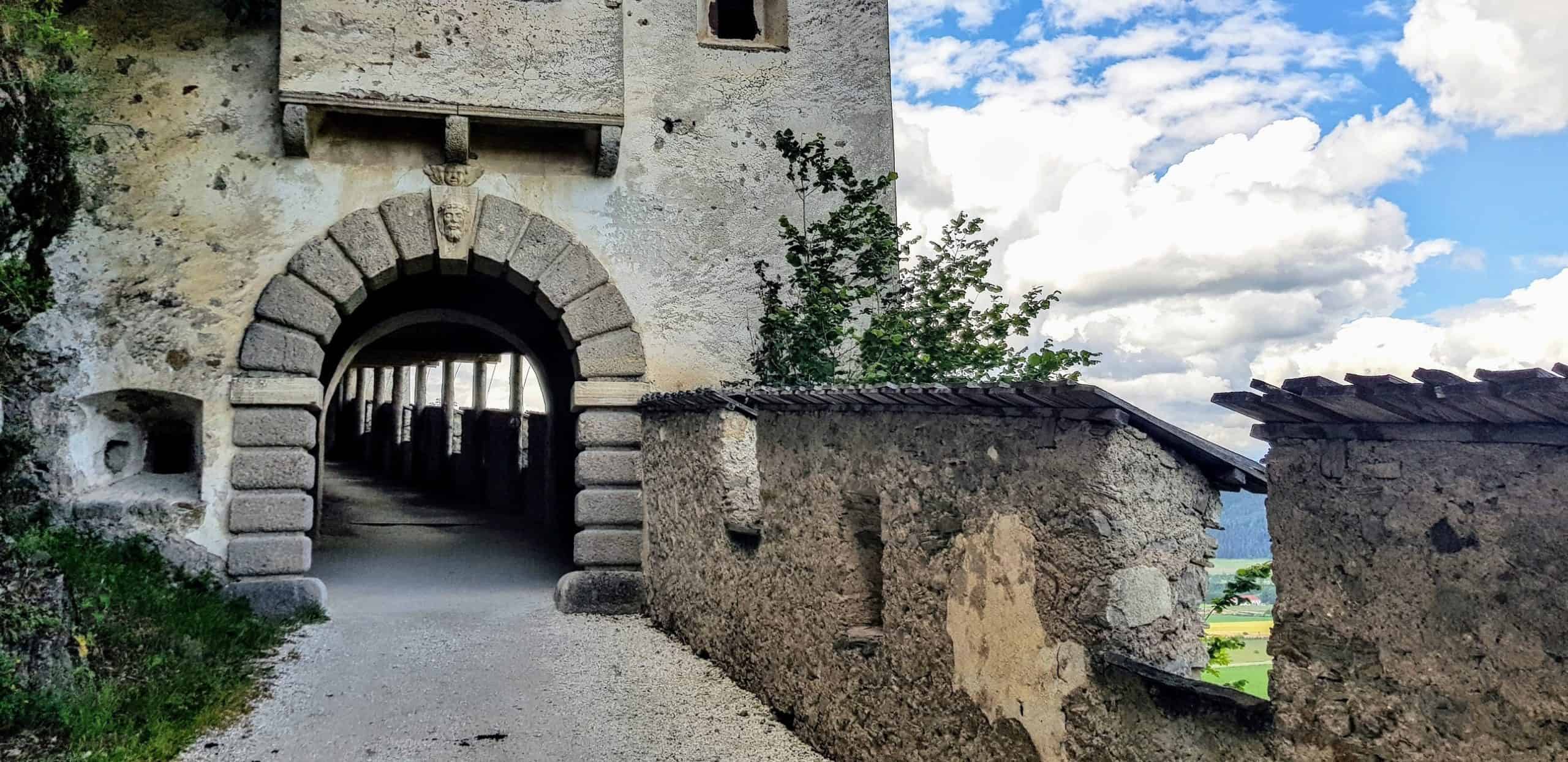 Wächtertor bei Wanderung auf Kärntens TOP Ausflugsziel Burg Hochosterwitz mit Mittelalter-Museum