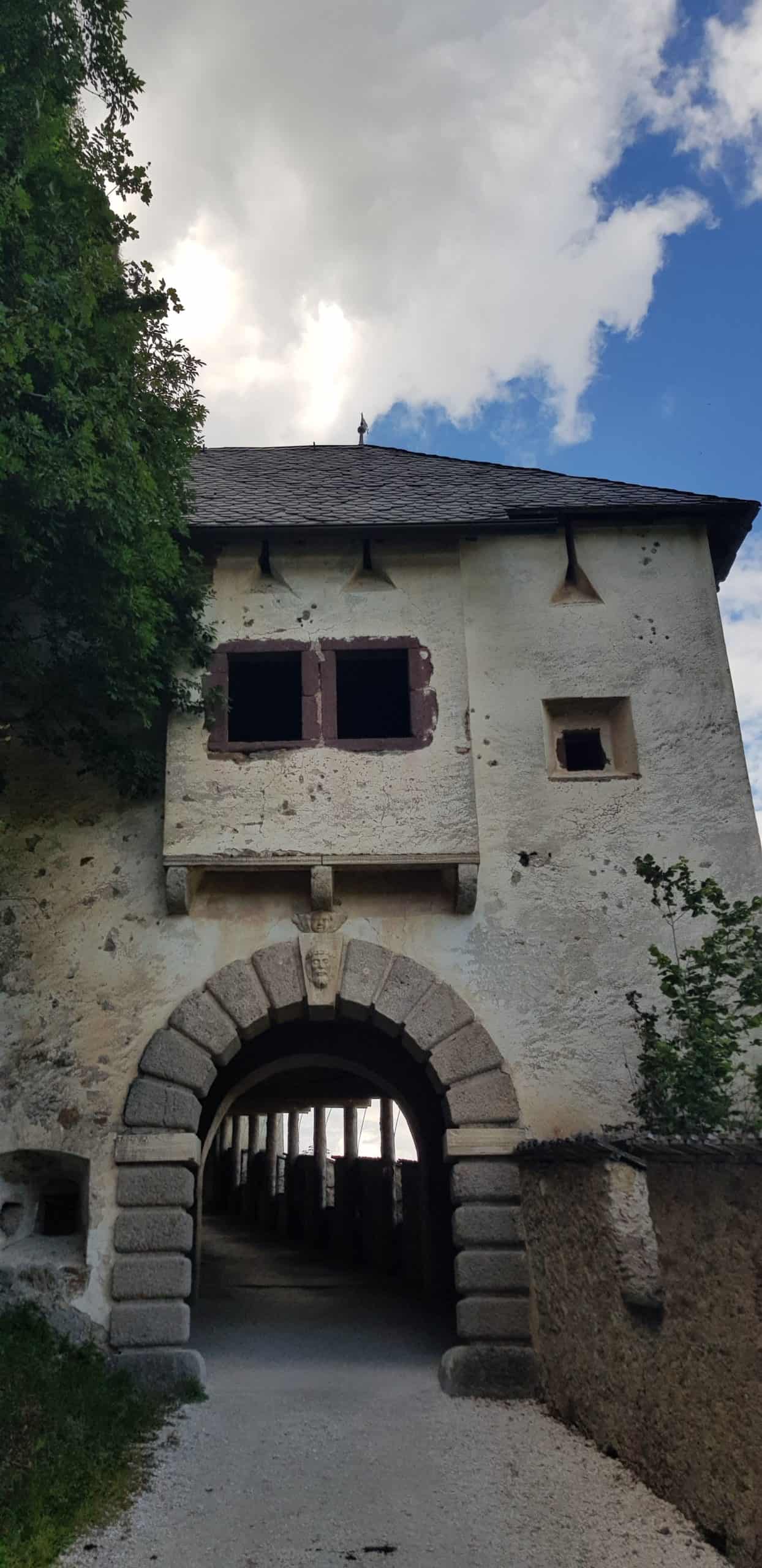 Wächtertor bei Wanderung auf Kärntens TOP Ausflugsziel Burg Hochosterwitz mit Mittelalter-Museum. Sehenswürdigkeit in Österreich