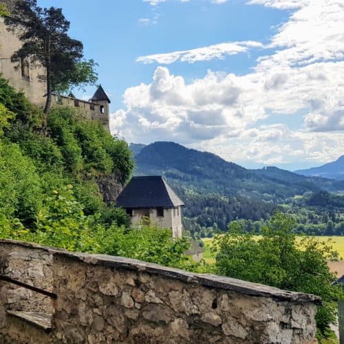 Aussichtsplattform bei Waffentor - eines der 14 Burgtore auf der Hochosterwitz in Kärnten, Nähe Klagenfurt und St. Veit