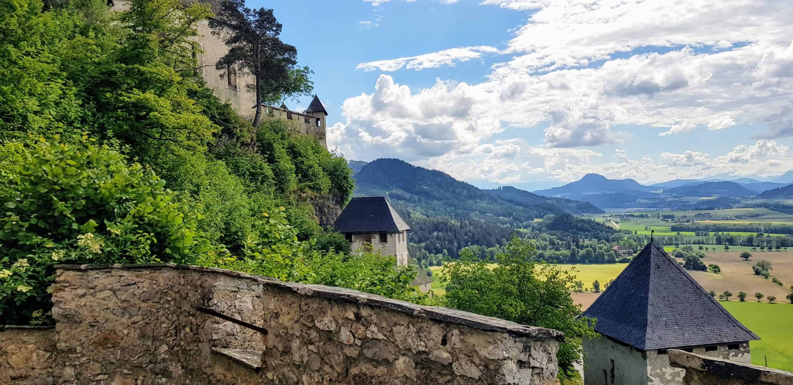 Aussichtsplattform bei Waffentor - eines der 14 Burgtore auf der Hochosterwitz in Kärnten, Nähe Klagenfurt und St. Veit