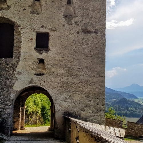 Waffentor - eines der 14 Burgtore der Burg Hochosterwitz in Österreich, Ausflugsziel Nähe St. Veit und Klagenfurt