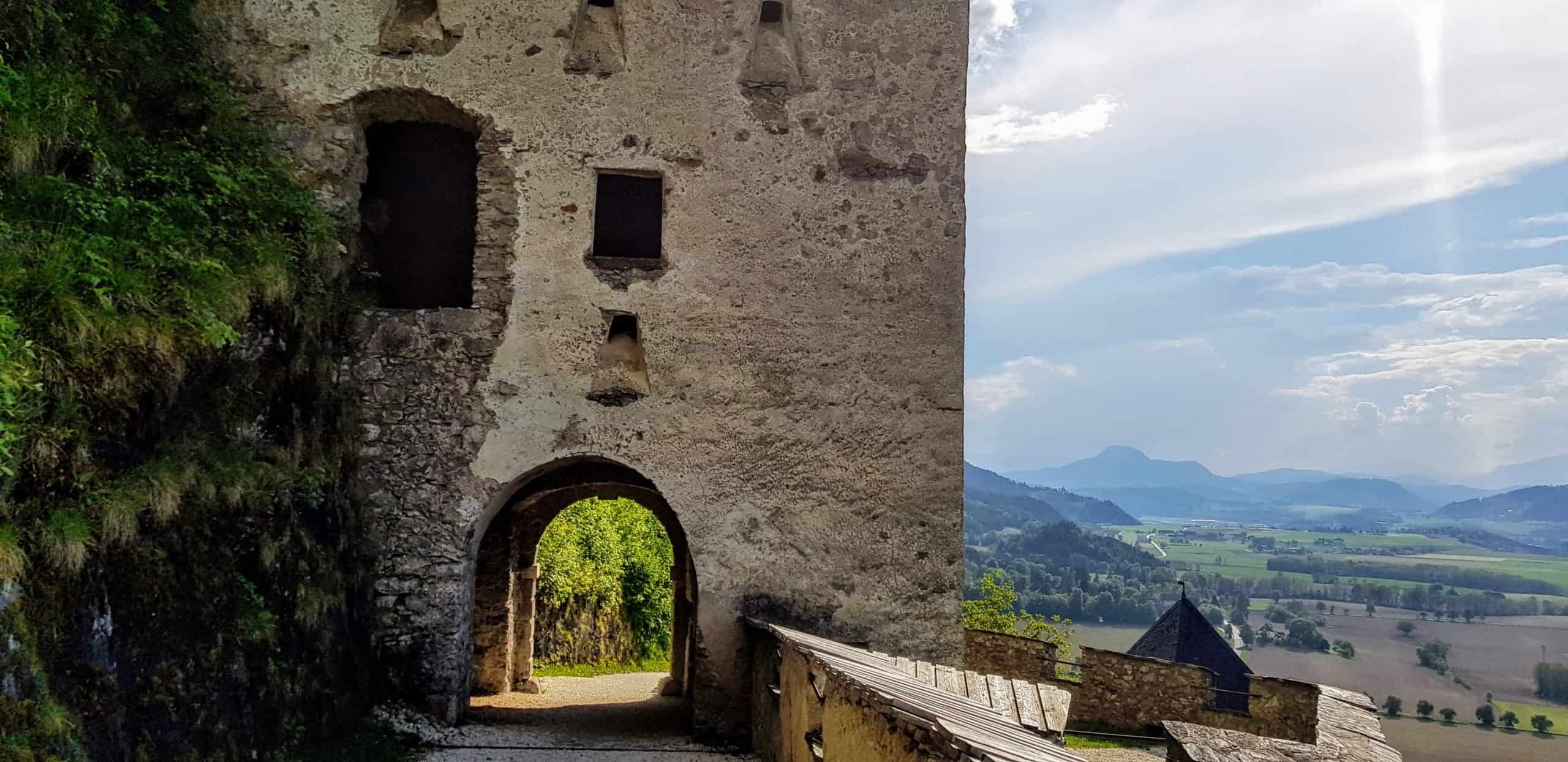 Waffentor - eines der 14 Burgtore der Burg Hochosterwitz in Österreich, Ausflugsziel Nähe St. Veit und Klagenfurt