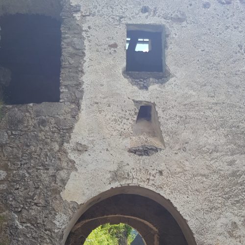 Aufgang Burg Hochosterwitz durch Waffentor - Mittelalter-Ausflugsziele in Kärnten, Österreich.