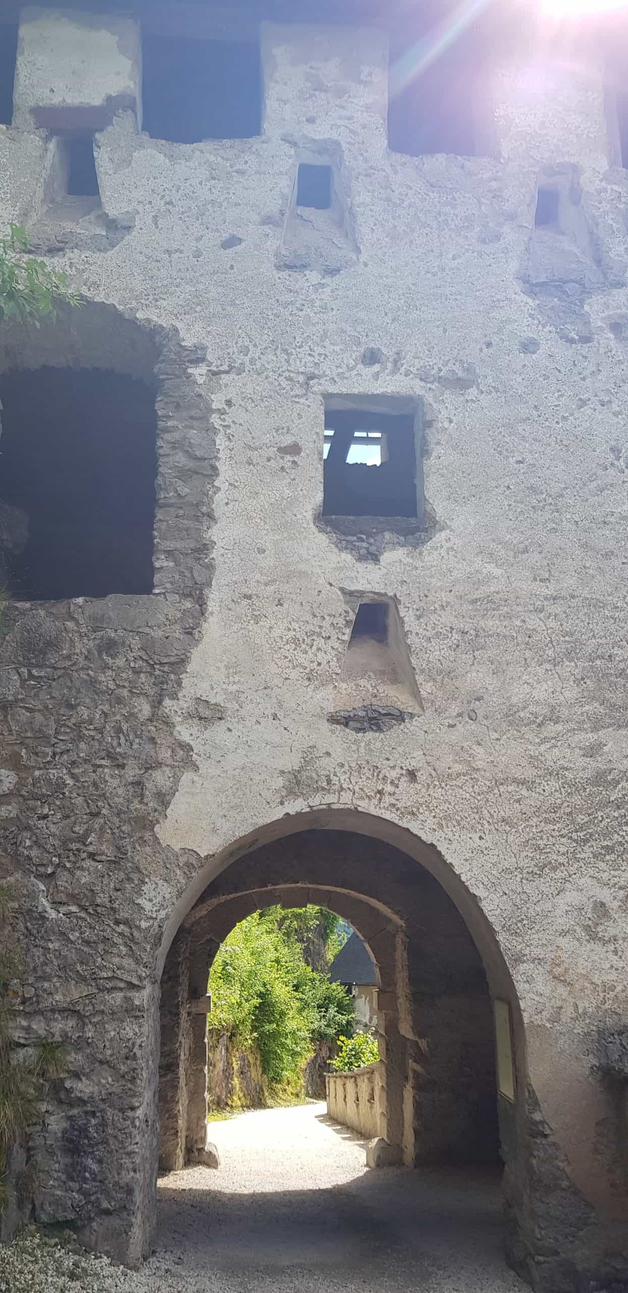 Aufgang Burg Hochosterwitz durch Waffentor - Mittelalter-Ausflugsziele in Kärnten, Österreich.