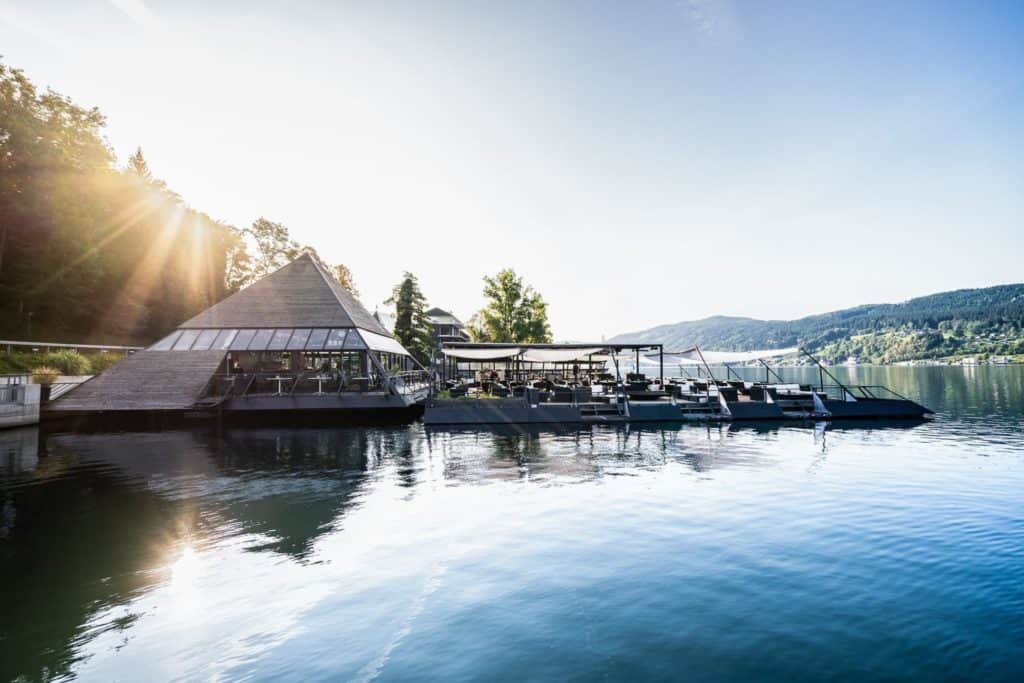 Millstätter See schwimmendes Cafè Kap Pyramide in Millstatt