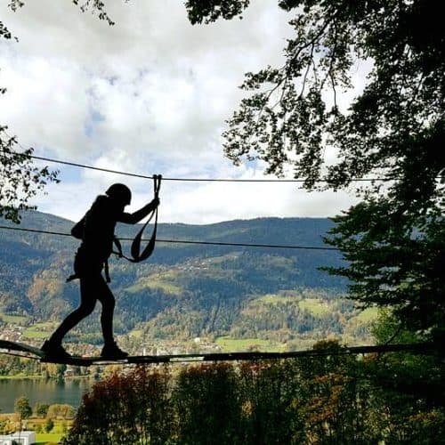 Klettern am Ossiacher See - Im Kletterwald in Ossiach mit See im Hintergrund. Freizeitaktivität für die ganze Familie