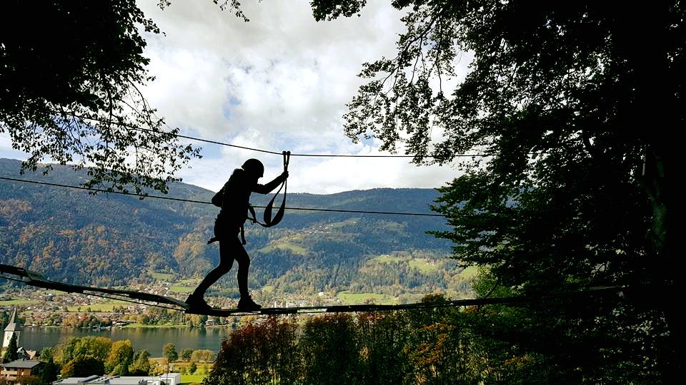 Klettern am Ossiacher See - Im Kletterwald in Ossiach mit See im Hintergrund. Freizeitaktivität für die ganze Familie