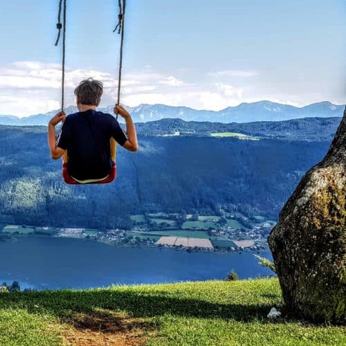 Kind auf Schaukel am Ossiachberg Region Villach Gerlitzen Ossiacher See - Familienausflug