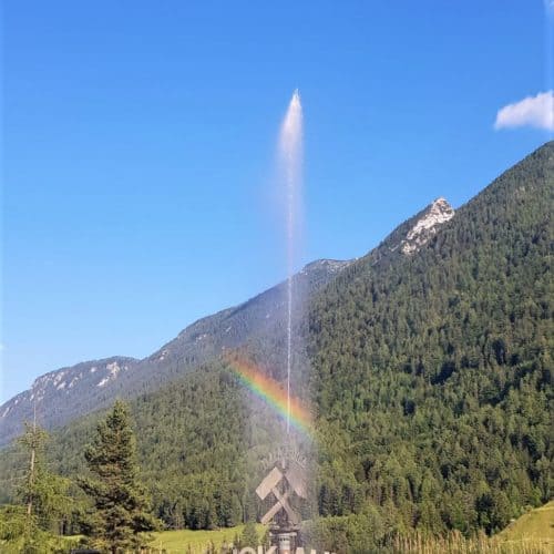 Glück auf Brunnen mit Regenbogen vor den Schaubergwerken Terra Mystica & Montana in Bad Bleiberg, Nähe Villach in Kärnten - Österreich.