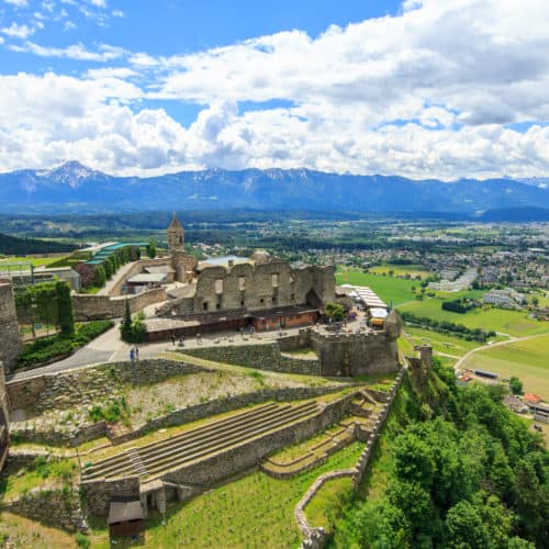 Burg Landskron - Region Villach in Kärnten, Österreich. Blick auf Karawanken, Mittagskogel & Julische Alpen. Auf Burg die Arena, wo Adlershows stattfinden.