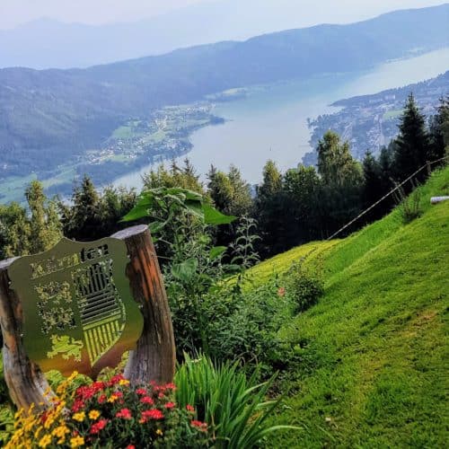 Aussicht und Kärnten-Wappen bei Buschenschank am Ossiacher See - Ossiachberg bei Wanderung